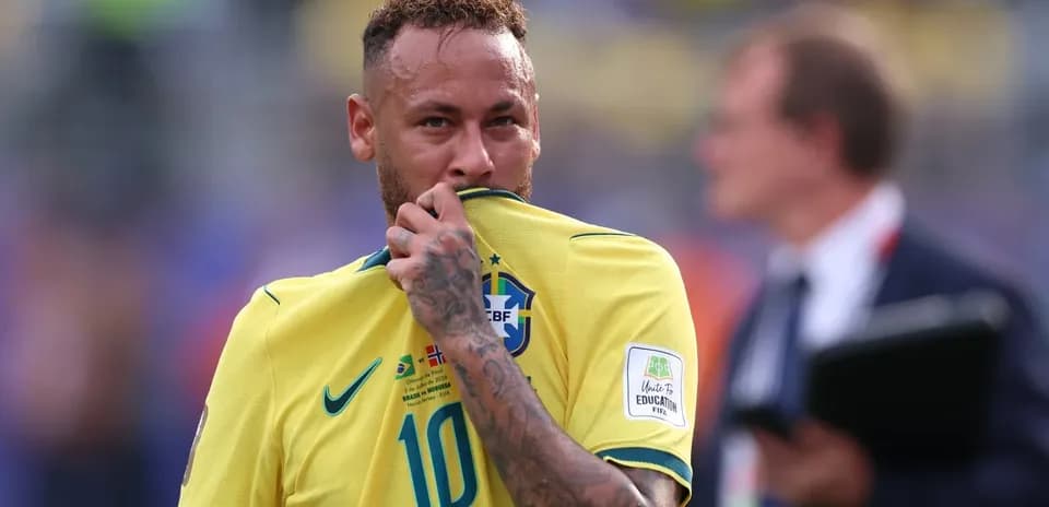 Neymar cubriendo su cara con la camiseta de Brasil