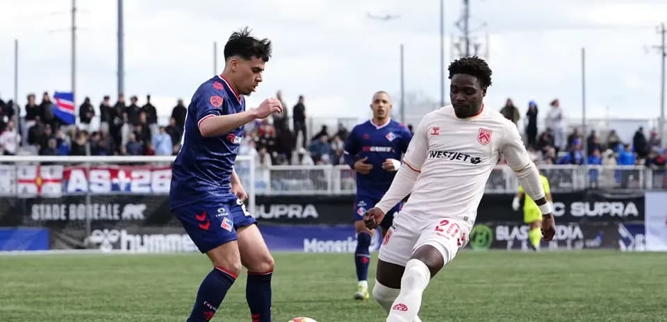Jugadores de Cavalry FC y Supra du Quebec en acción