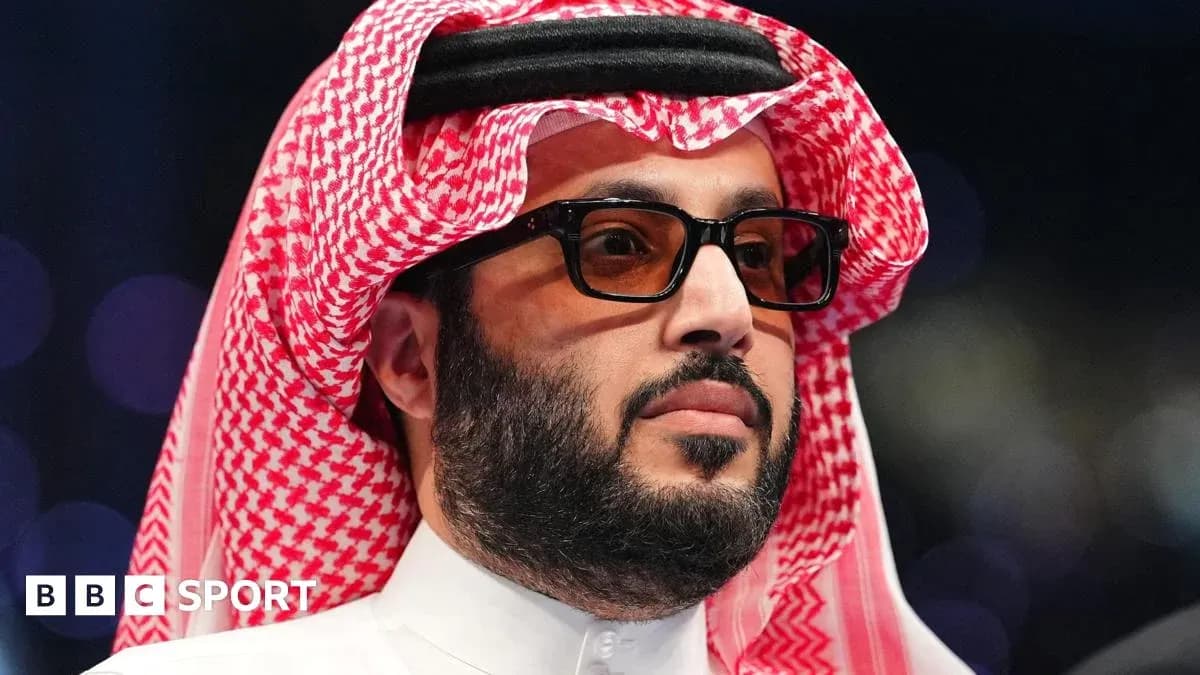 Hombre con gafas y ghutrah en evento deportivo
