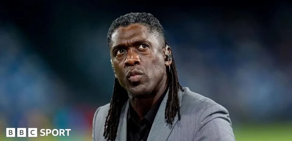 Entrenador observando el partido desde la banda