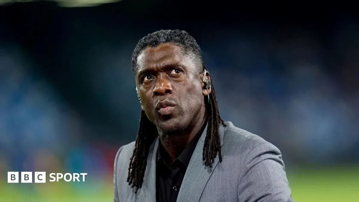 Entrenador observando el partido desde la banda