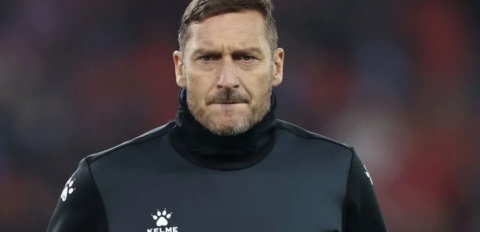 Entrenador en el banquillo durante el partido