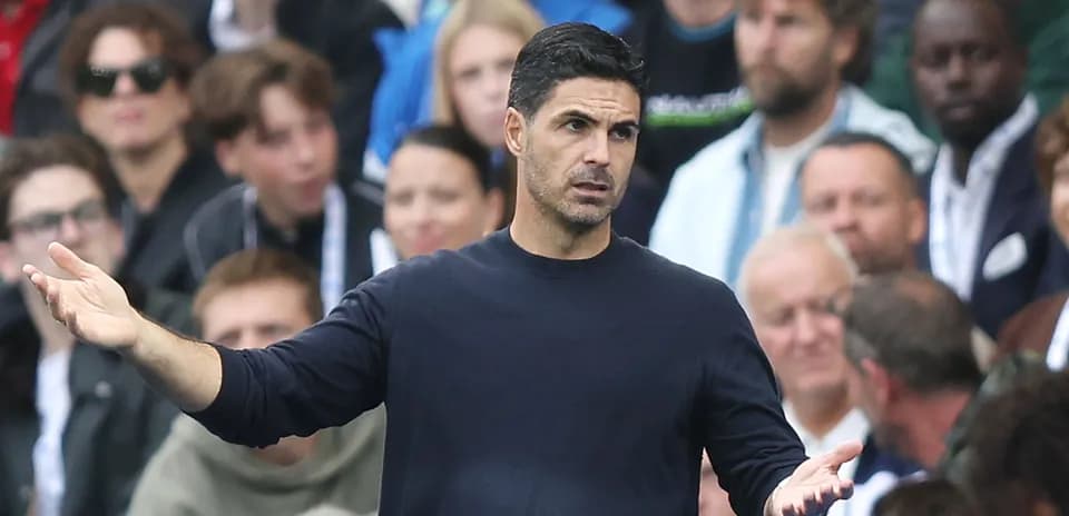 Entrenador gesticulando durante un partido con espectadores