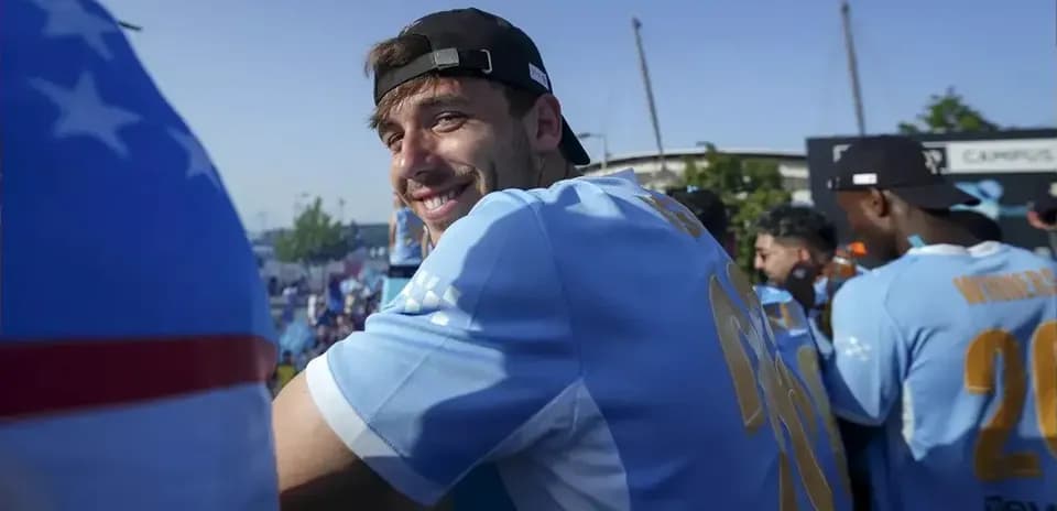 Jugador sonriendo en evento con otros jugadores