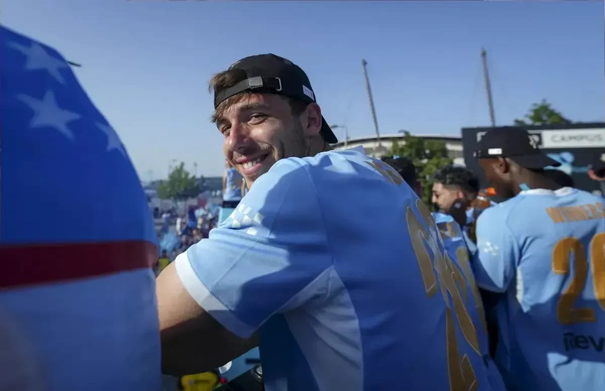 Jugador sonriendo en evento con otros jugadores