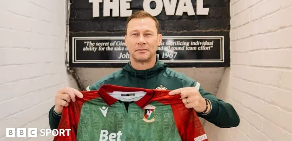 Entrenador mostrando camiseta en The Oval