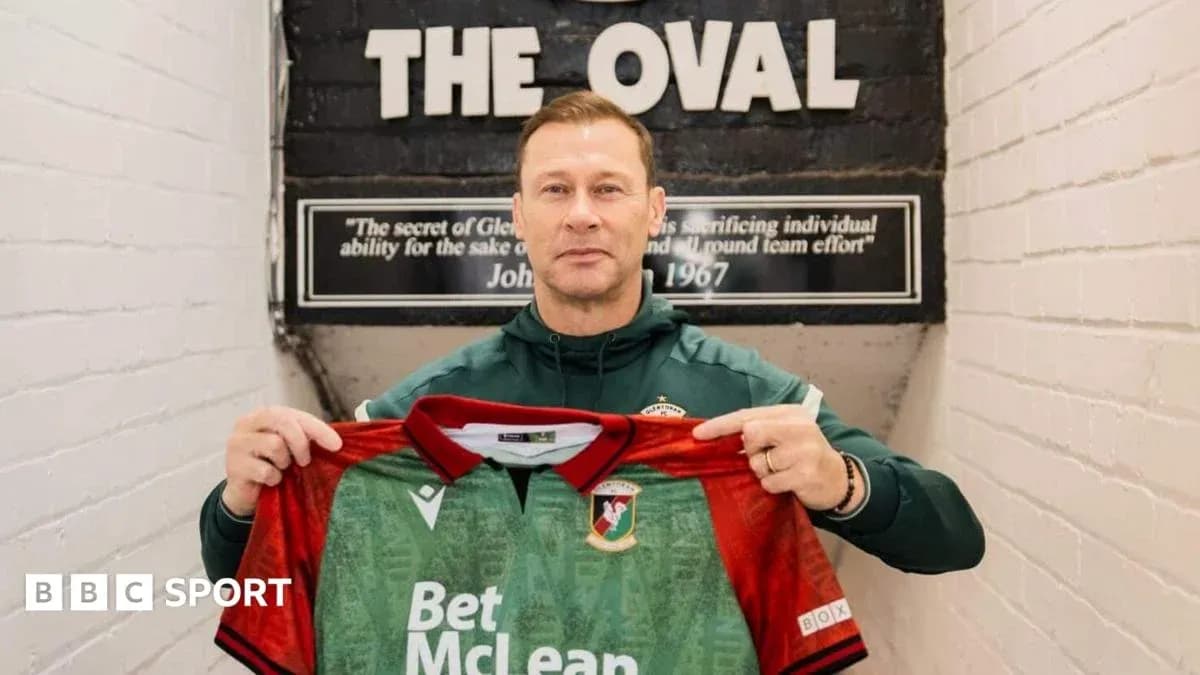 Entrenador mostrando camiseta en The Oval