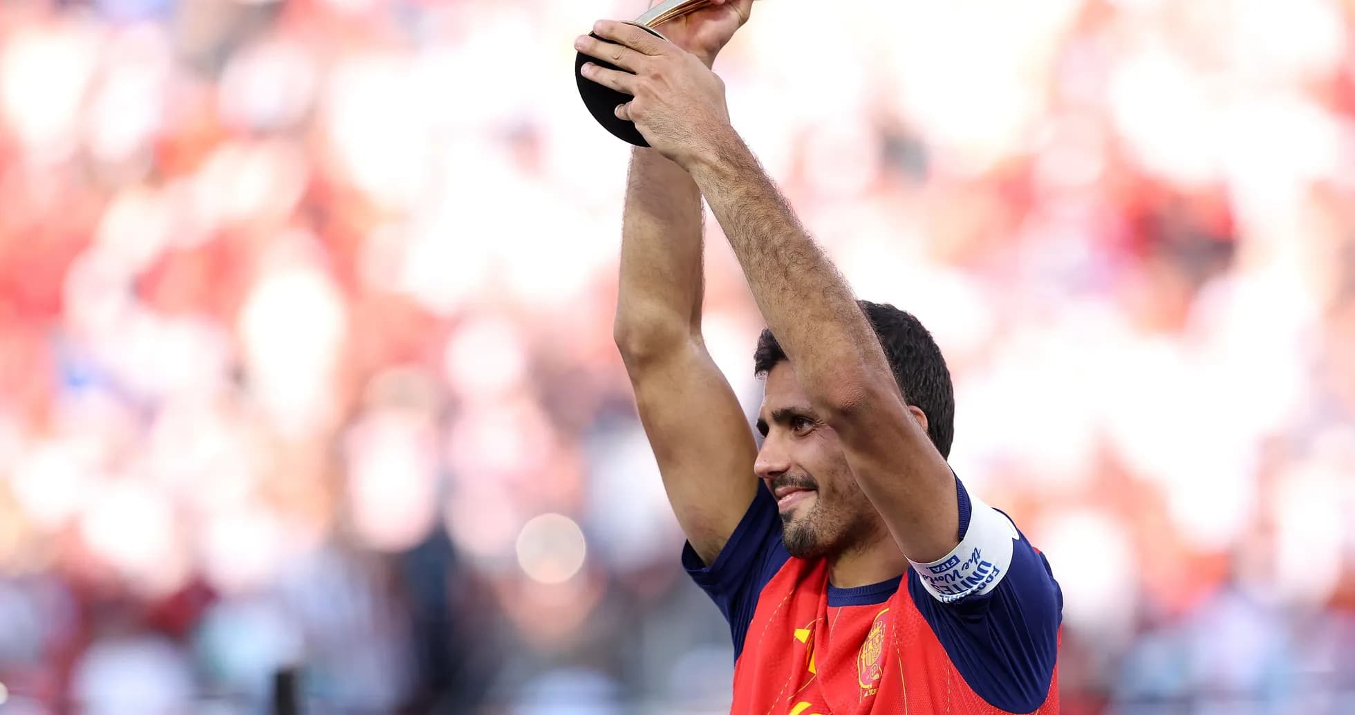 Jugador levantando trofeo tras la victoria