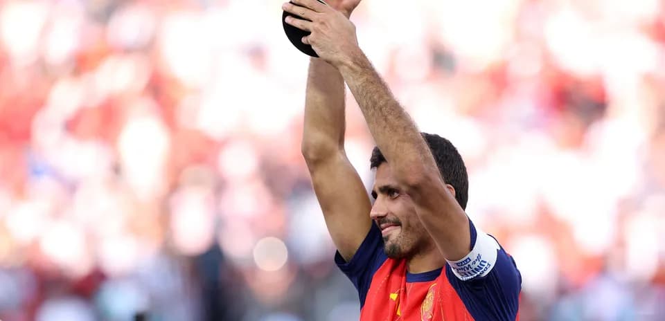 Jugador levantando trofeo tras la victoria