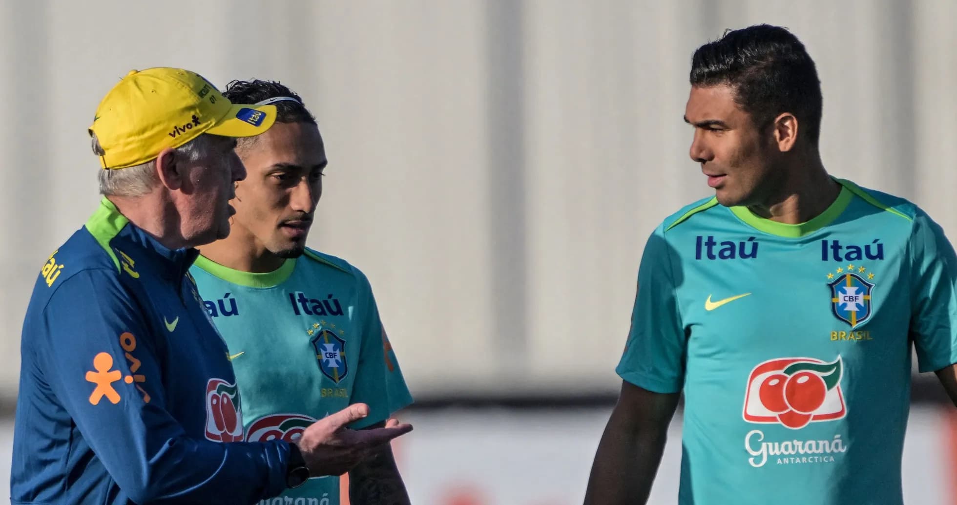 Entrenador conversando con dos jugadores de Brasil