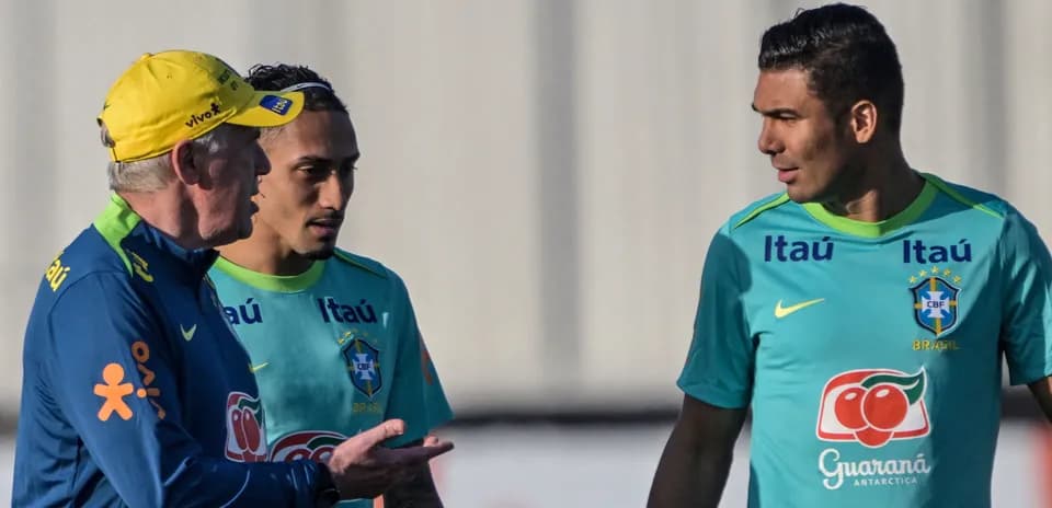 Entrenador conversando con dos jugadores de Brasil