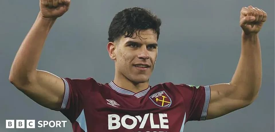 Jugador de West Ham levantando los brazos en celebración