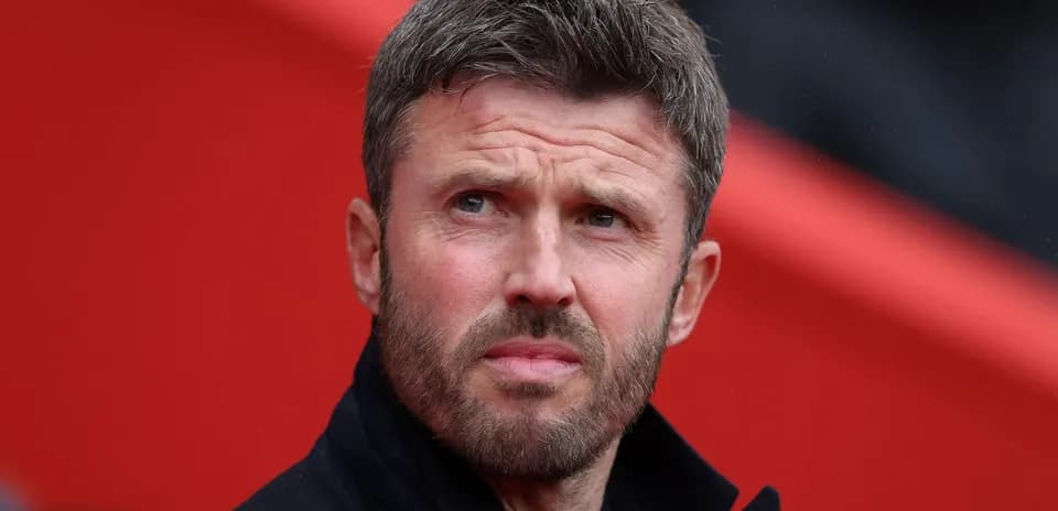 Entrenador observando el partido desde la banca
