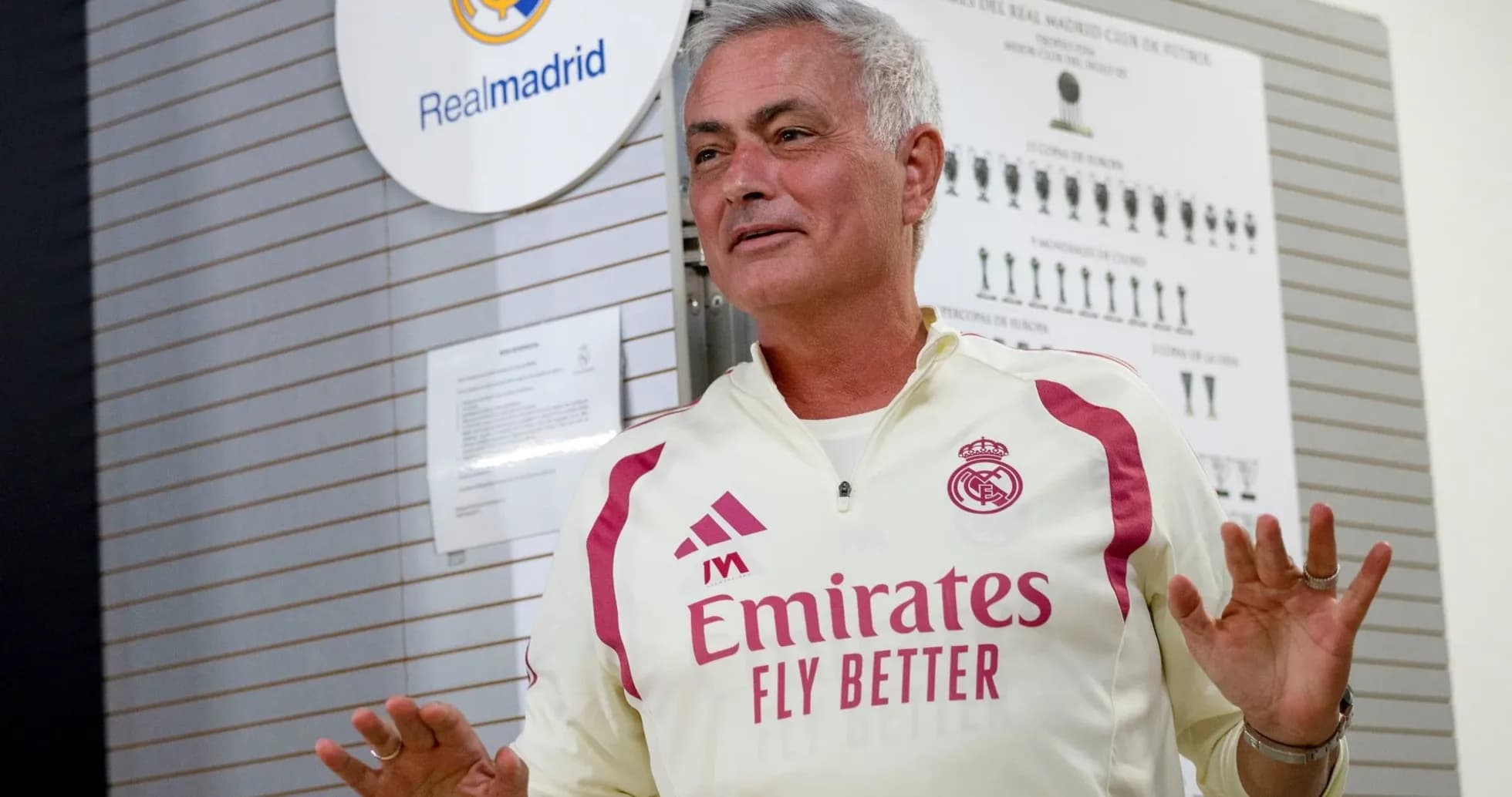 Entrenador hablando en sala del Real Madrid