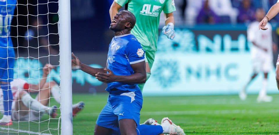 Jugador arrodillado en el área tras fallo de gol