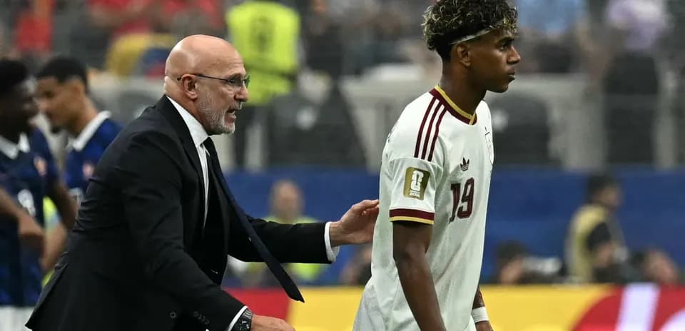 Entrenador hablando con jugador en el campo