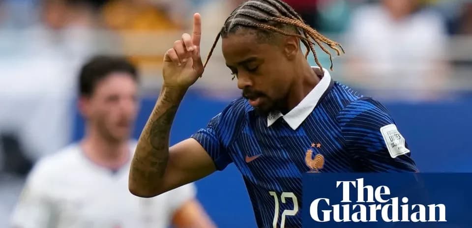 Jugador de Francia celebrando en el campo de fútbol