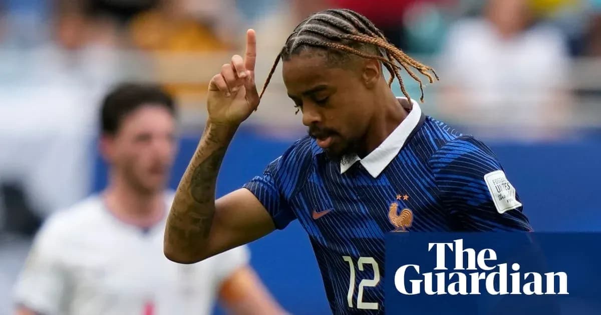 Jugador de Francia celebrando en el campo de fútbol