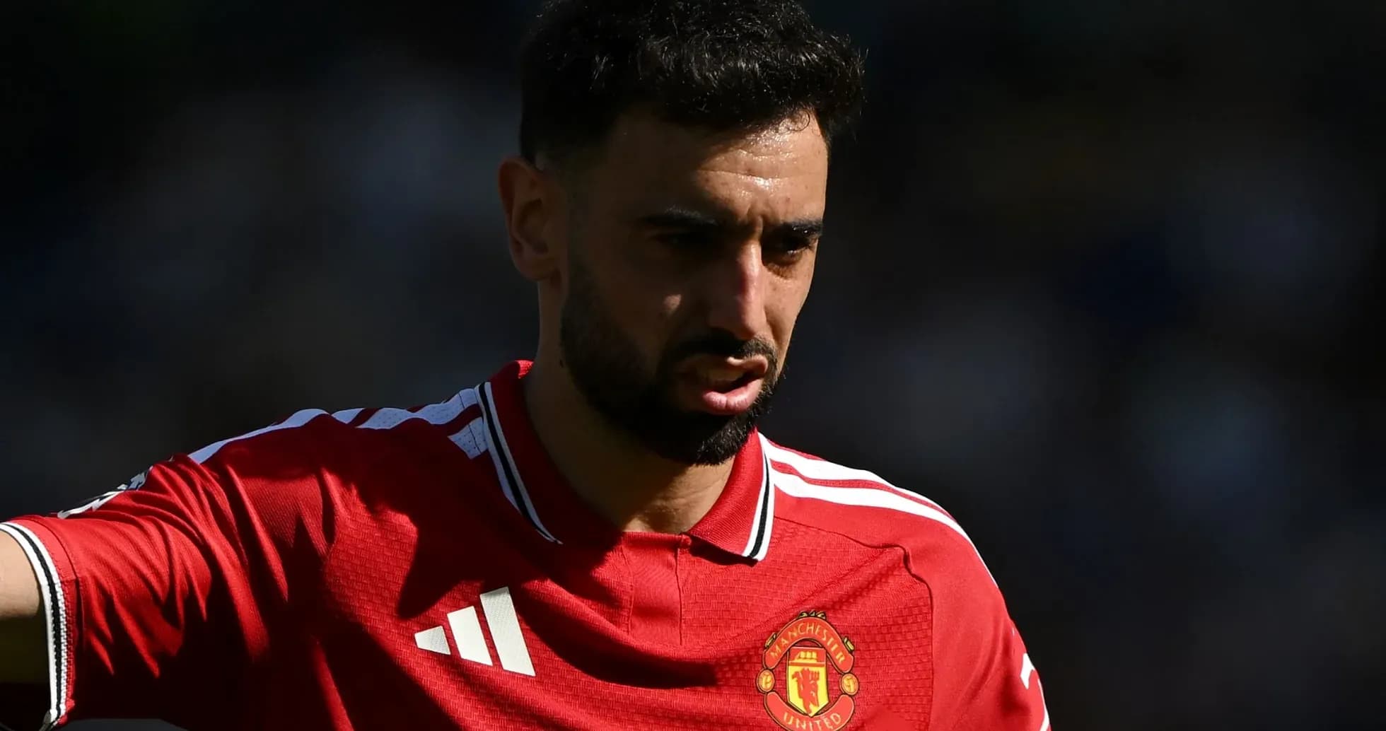 Bruno Fernandes con camiseta de Manchester United en acción