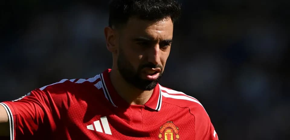 Bruno Fernandes con camiseta de Manchester United en acción