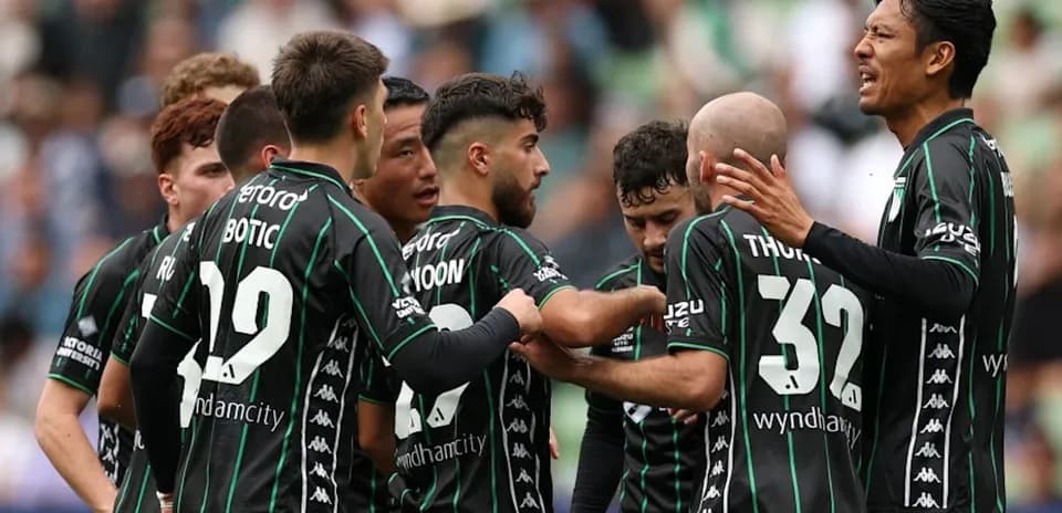 Jugadores celebrando un gol en el partido
