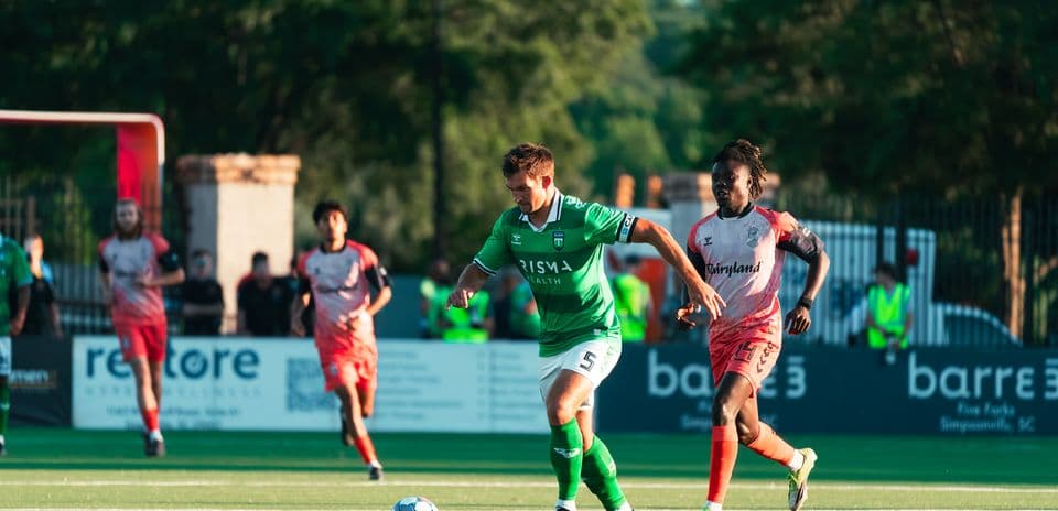 Jugador del Greenville Triumph avanzando con el balón