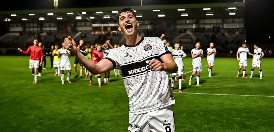 Jugador celebrando con el equipo tras el partido
