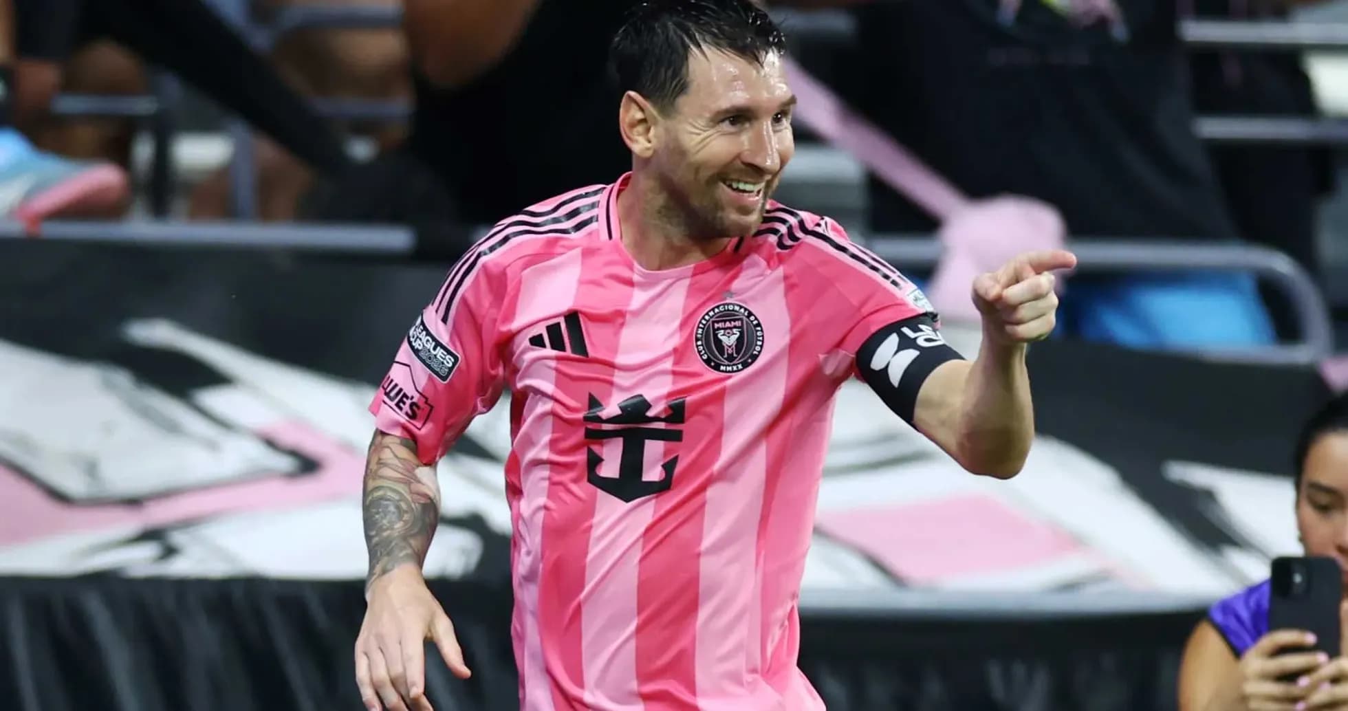 Lionel Messi celebrando un gol con camiseta rosa