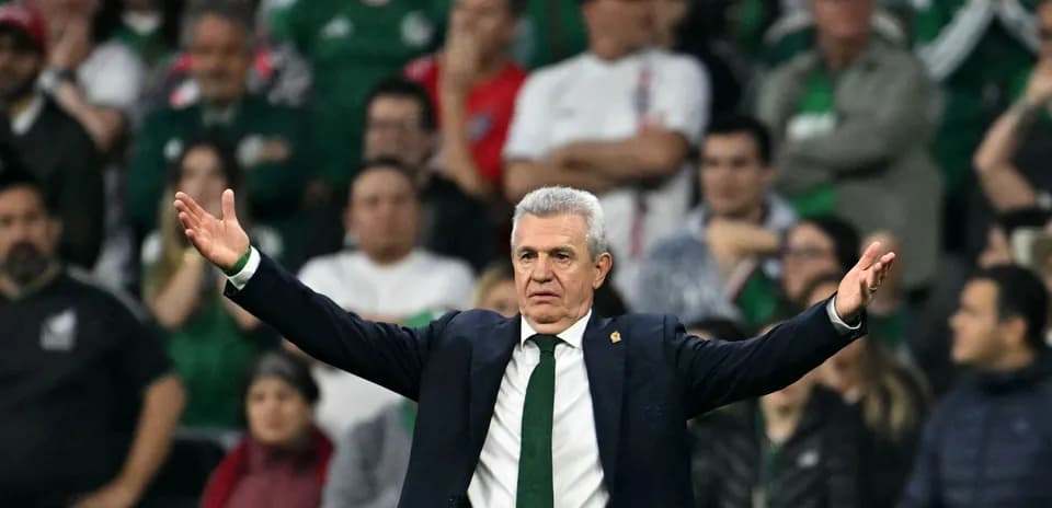 Entrenador dirigiendo al equipo durante un partido