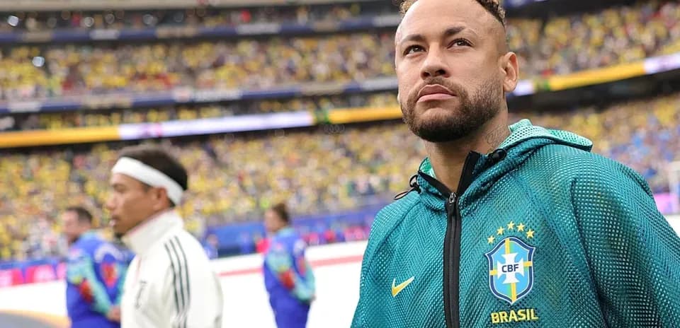 Neymar observando el estadio antes del partido