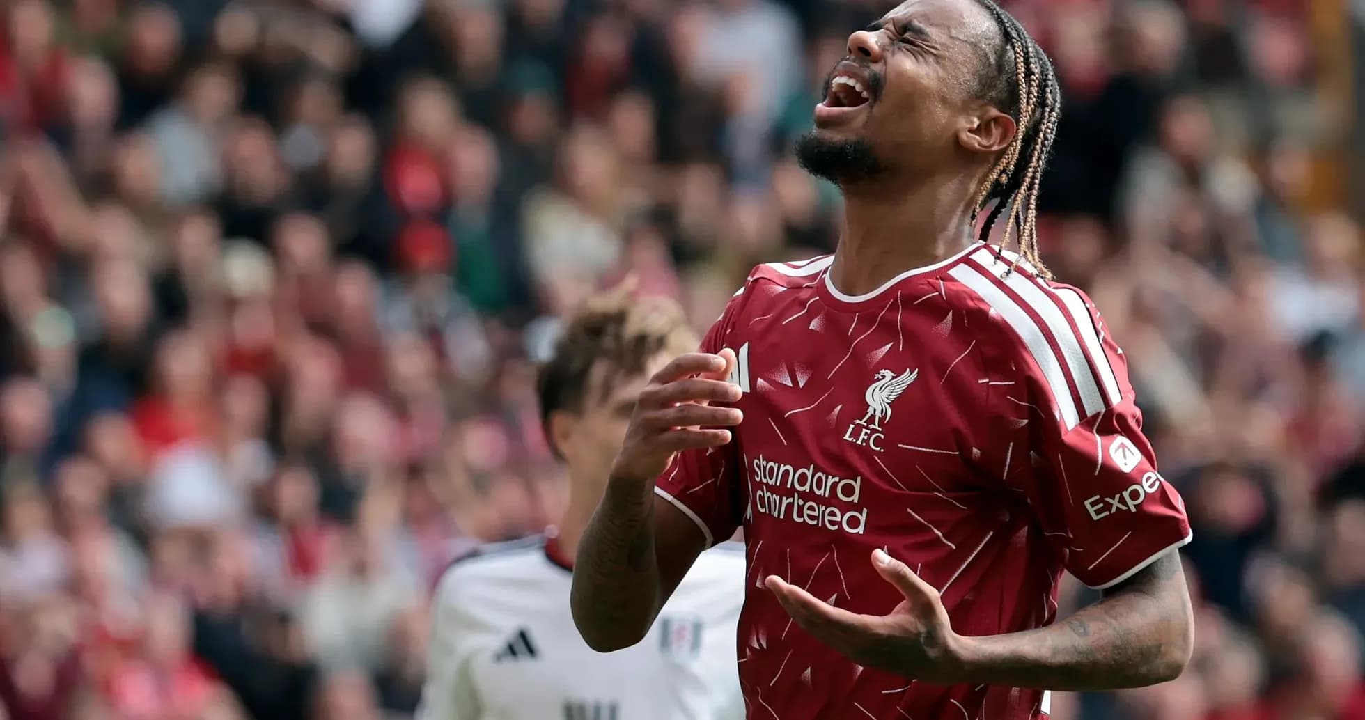 Jugador de Liverpool lamentándose en el campo de juego