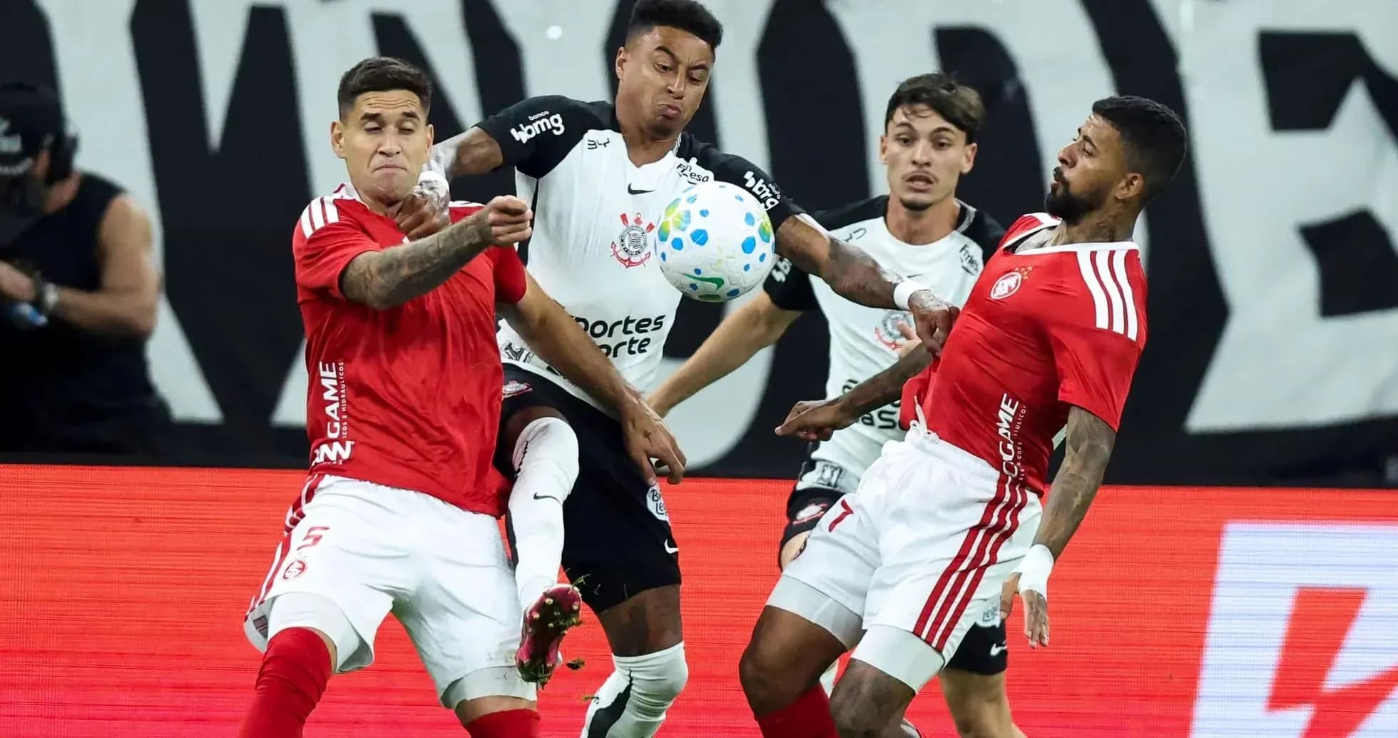 Jugadores de Internacional y Corinthians disputando el balón