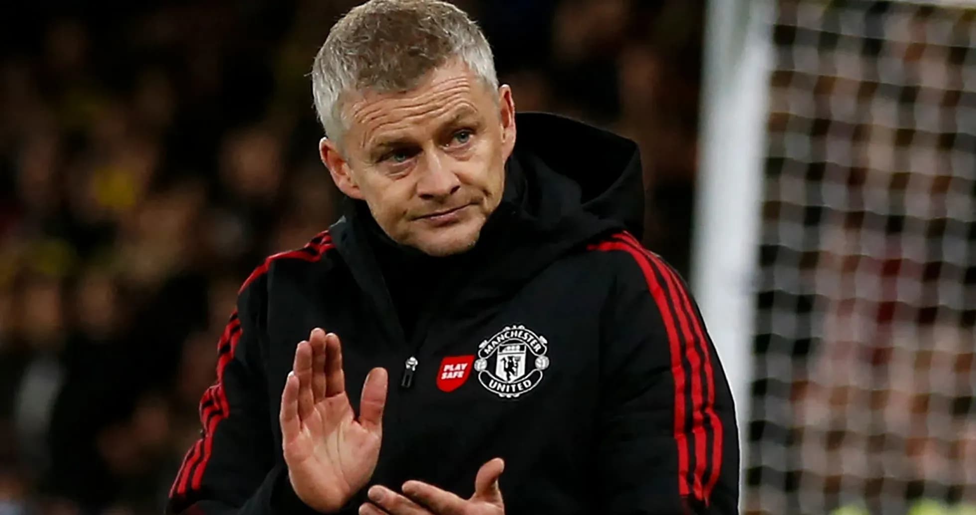 Entrenador de Manchester United aplaudiendo durante el partido