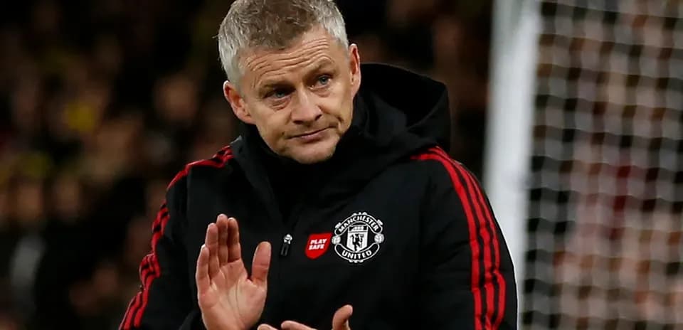 Entrenador de Manchester United aplaudiendo durante el partido