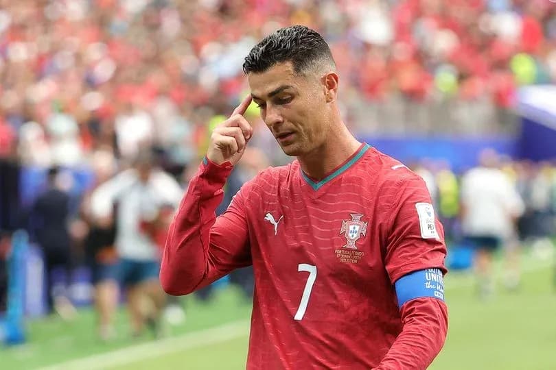 Cristiano Ronaldo en el campo durante un partido