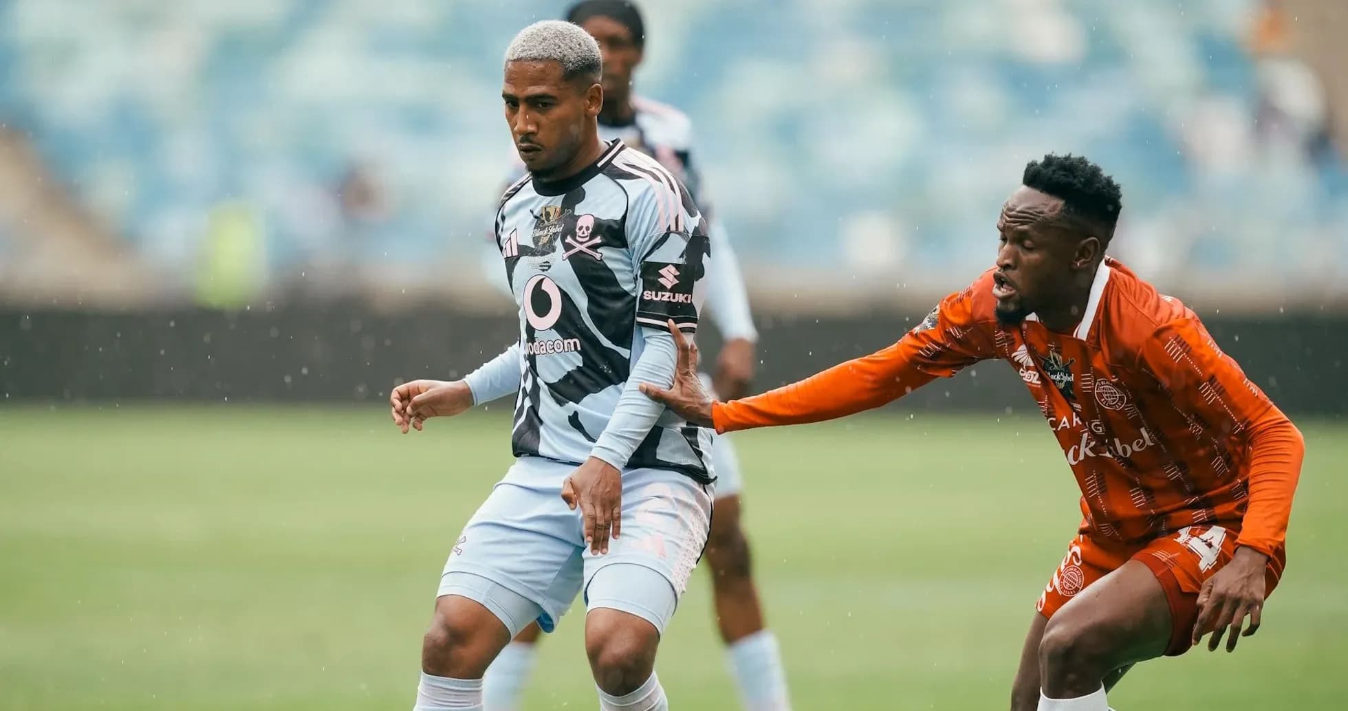 Jugador evadiendo a oponente durante un partido de fútbol