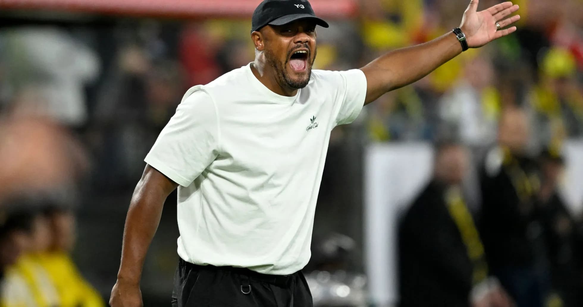 Entrenador dirigiendo al equipo desde la línea lateral