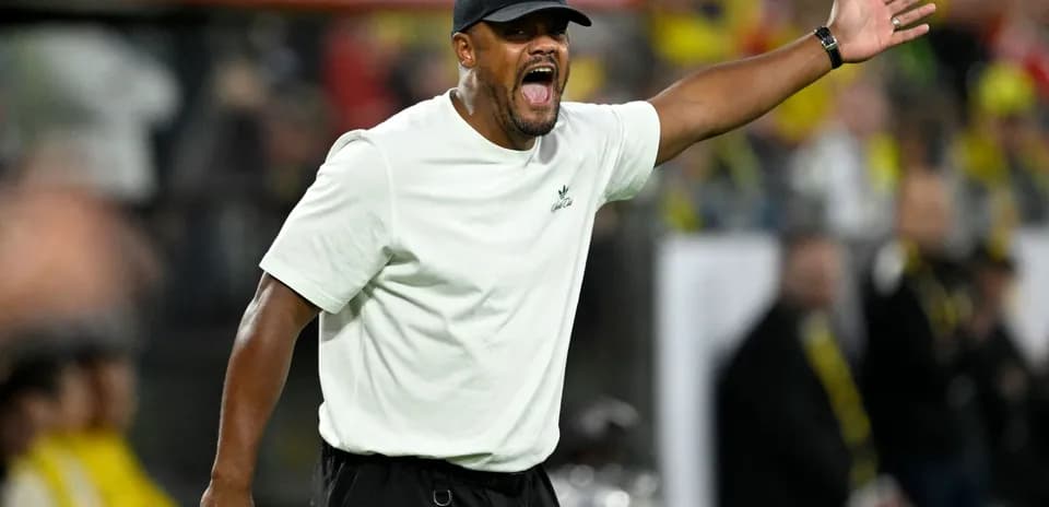 Entrenador dirigiendo al equipo desde la línea lateral