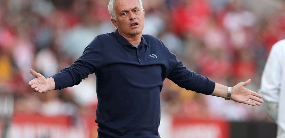 Entrenador gesticulando durante el partido en el banquillo