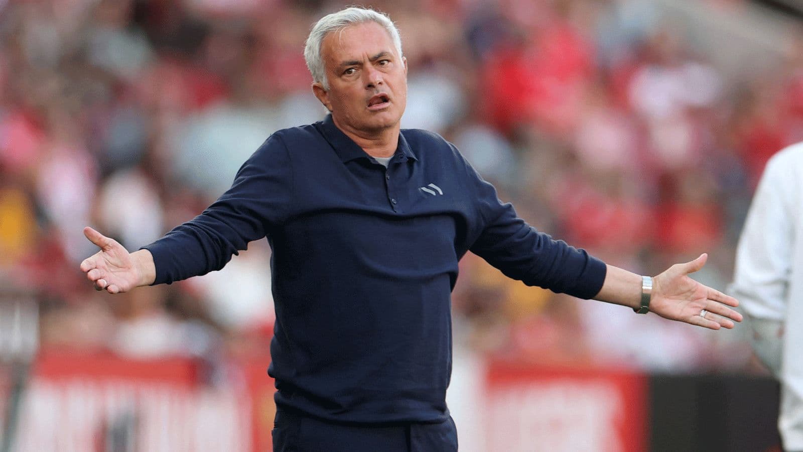Entrenador gesticulando durante el partido en el banquillo