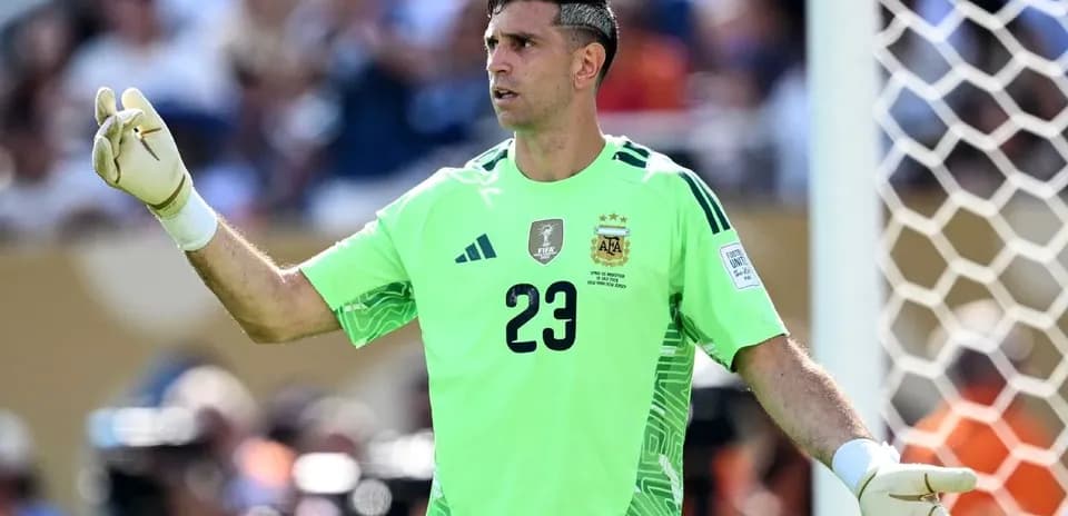 Portero argentino gesticulando en el campo de juego