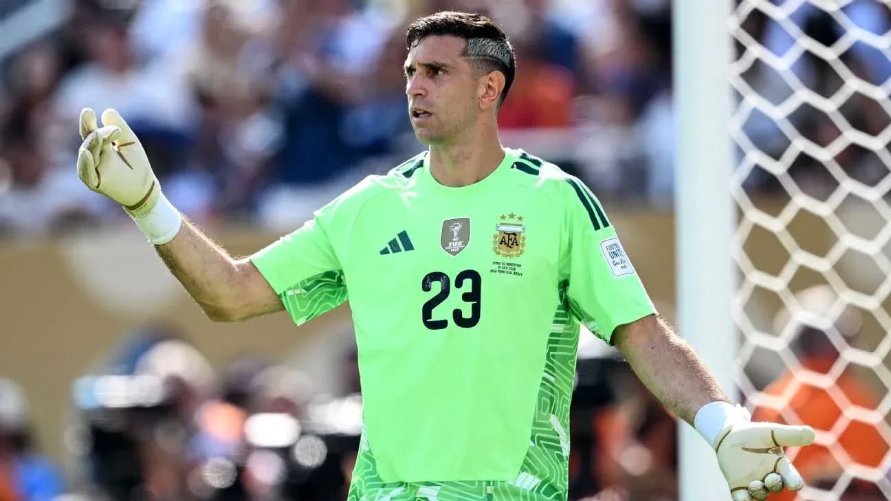 Portero argentino gesticulando en el campo de juego