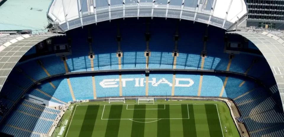 Vista aérea del estadio Etihad con gradas vacías