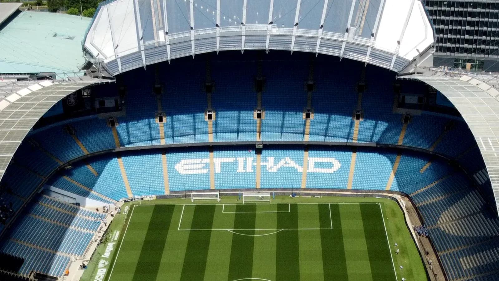 Vista aérea del estadio Etihad con gradas vacías
