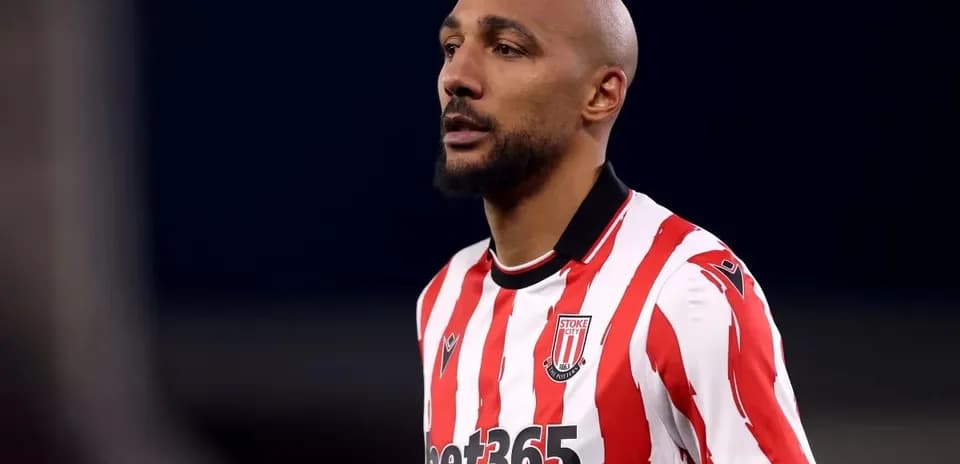 Jugador de Stoke City con camiseta rayada durante partido