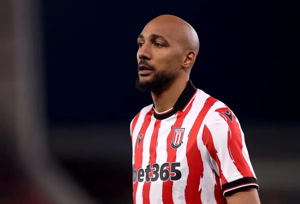 Jugador de Stoke City con camiseta rayada durante partido