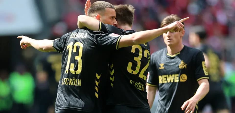 Jugadores de FC Köln celebrando un gol en el partido