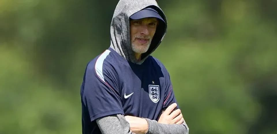 Entrenador con capucha durante sesión de entrenamiento