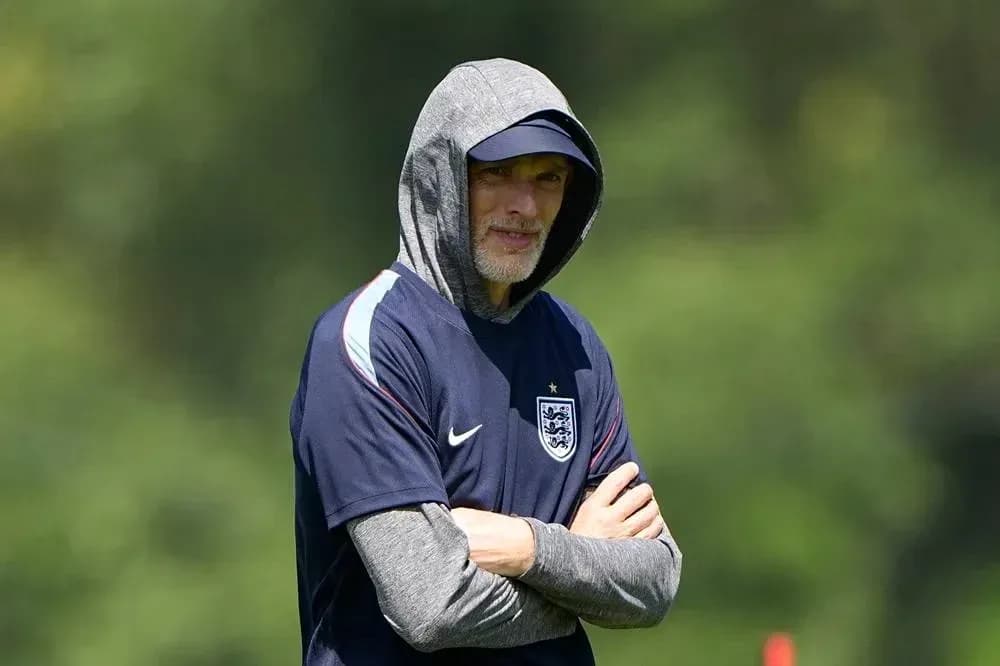 Entrenador con capucha durante sesión de entrenamiento