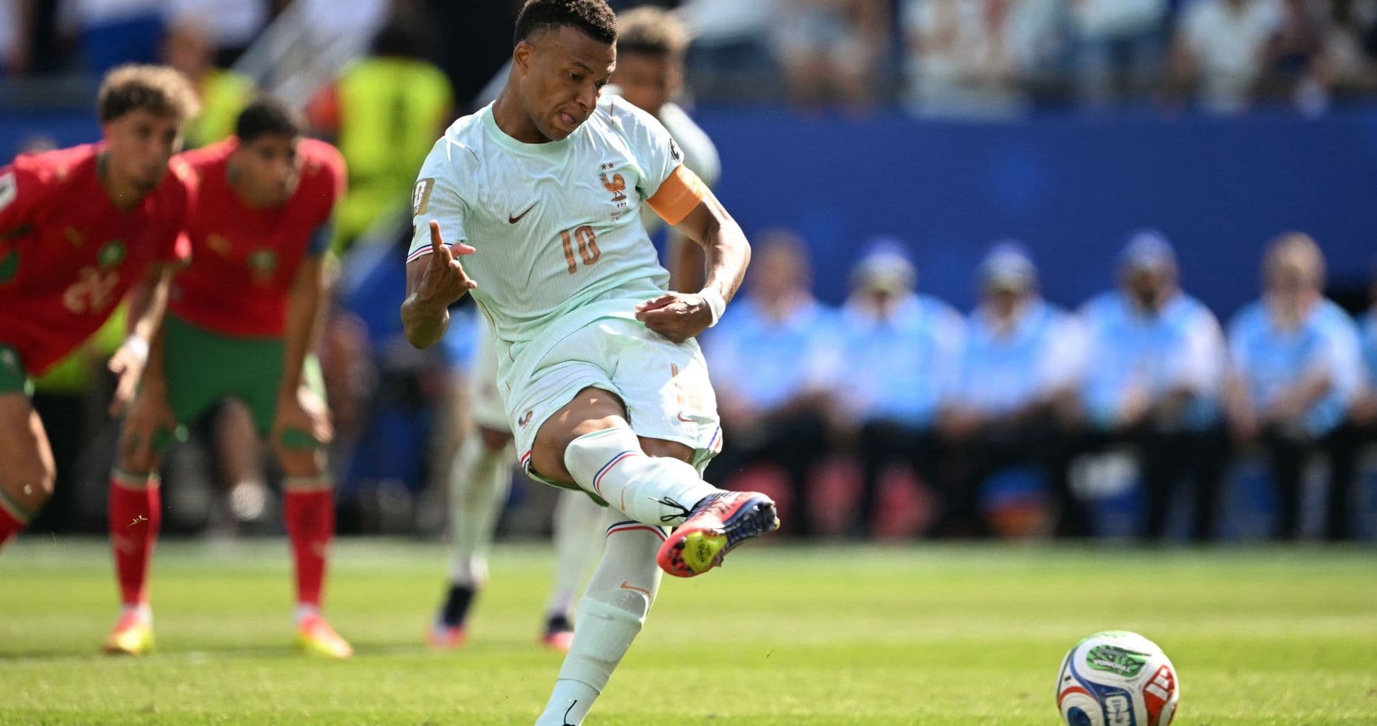 Jugador disparando penalti durante el partido